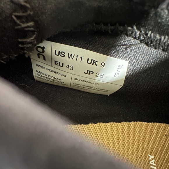 On Cloud Derrickman Suma Women’s  Black Athletic Shoes - Picture 5 of 8